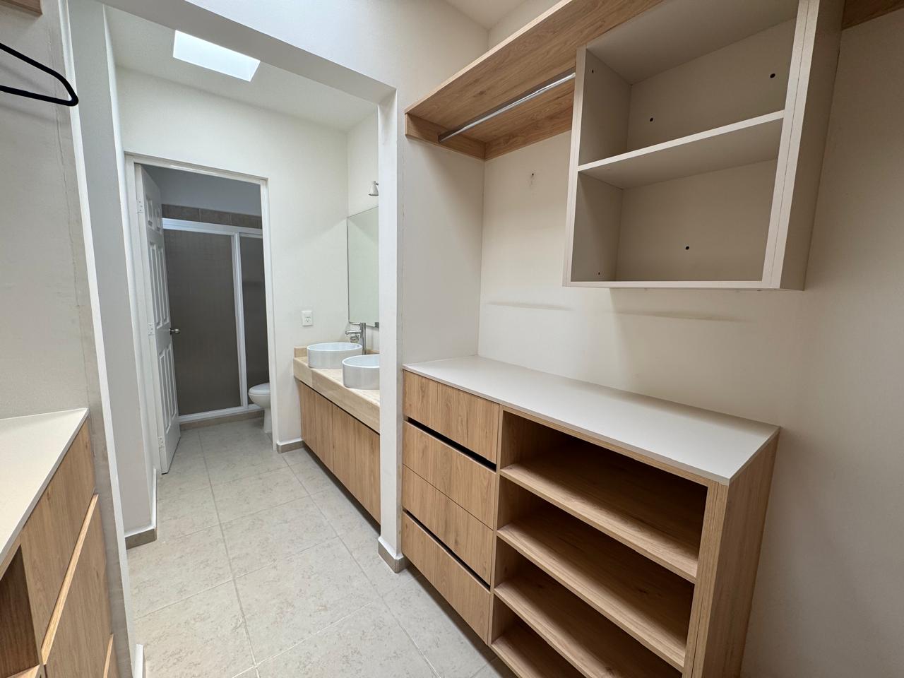 Casa nueva en VENTA en privado, con extraordinaria ubicación al norte de León, Gto. 